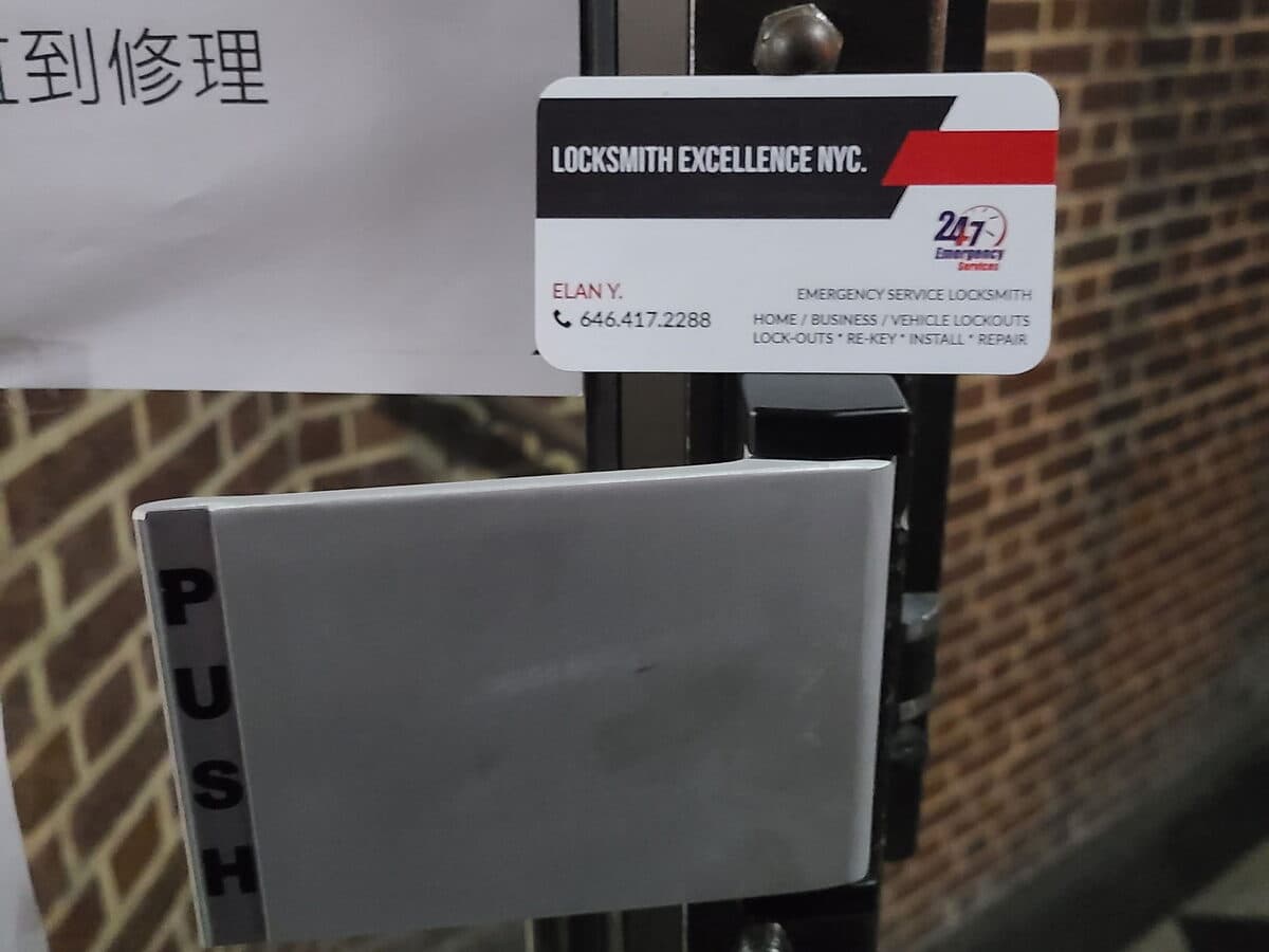 Locksmith service on a New York City commercial storefront door